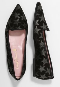 Bailarinas de terciopelo negro con punta afilada, con patrones de estrellas de purpurina plateada y plantillas rosas, mostradas desde vistas superior y lateral.