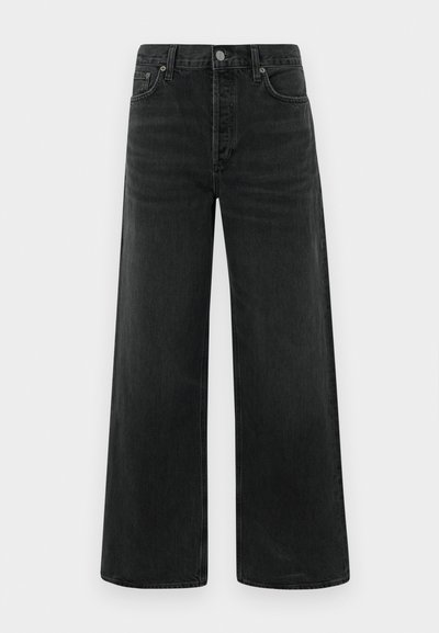 Jean en denim noir à jambes larges, taille haute, poches avant et fermeture classique par bouton. Le tissu présente une finition lisse avec une légère texture.