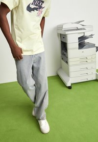 Nike Sportswear Triko s potiskem - off-white