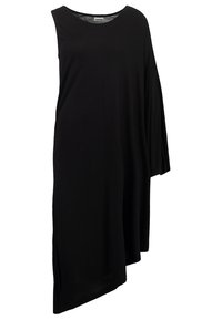 Svart, asymmetrisk klänning i mjukt tyg. Har en lång ärm och en rundad halsringning, med en draperad silhuett.