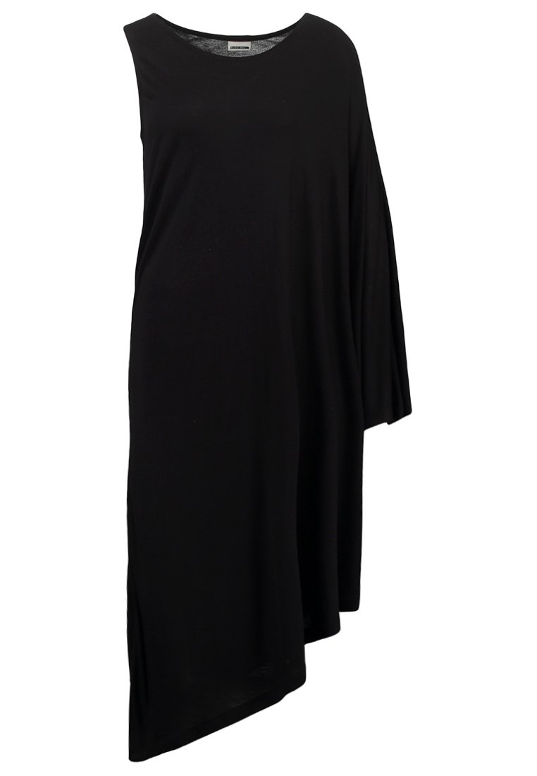 Svart, asymmetrisk klänning i mjukt tyg. Har en lång ärm och en rundad halsringning, med en draperad silhuett.