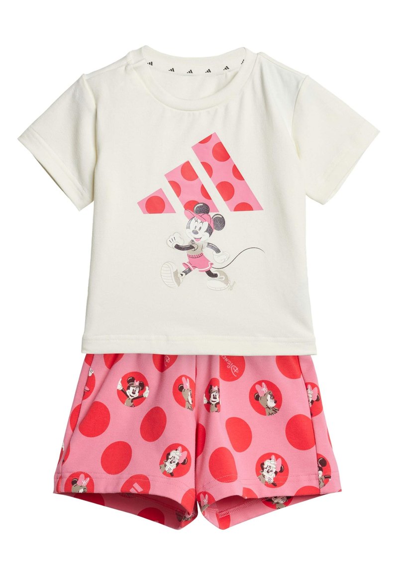Weißes Baumwoll-T-Shirt mit pinkem Punkten-Design, das eine Cartoonfigur zeigt; passende pinke Shorts mit roten Punkten und Charakterdruck.