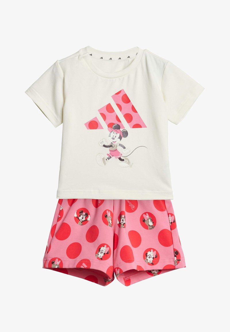 Witte katoen T-shirt met een roze stippenontwerp met een cartoonfiguur; bijpassende roze shorts met rode stippen en figuurafdrukken.