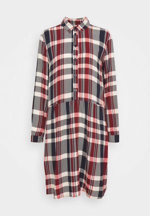 Robe à carreaux boutonnée avec col, manches longues et taille froncée. Couleurs comprenant rouge, marine, blanc et noir dans un motif à carreaux.