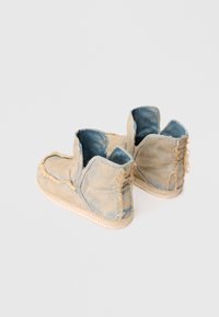 Stivaletti in denim con bordi sfrangiati, tonalità azzurro chiaro e beige, con suola in juta. Design casual con texture morbida.