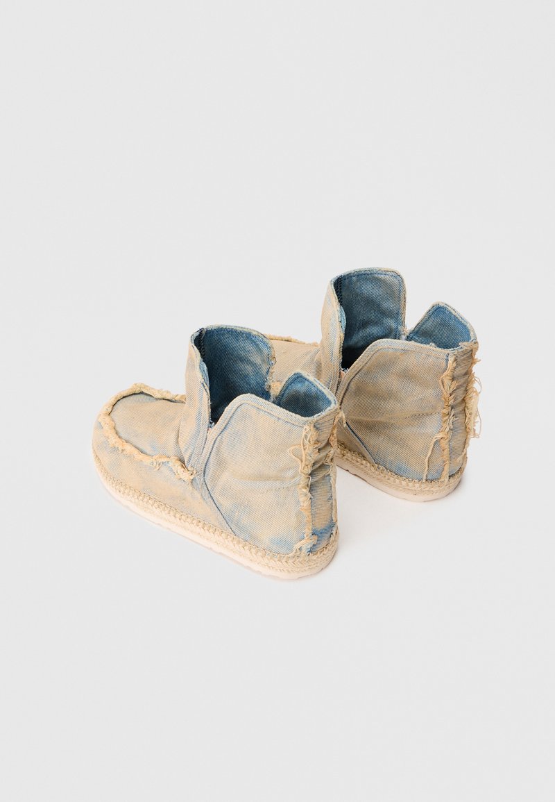 Stivaletti in denim con bordi sfrangiati, tonalità azzurro chiaro e beige, con suola in juta. Design casual con texture morbida.