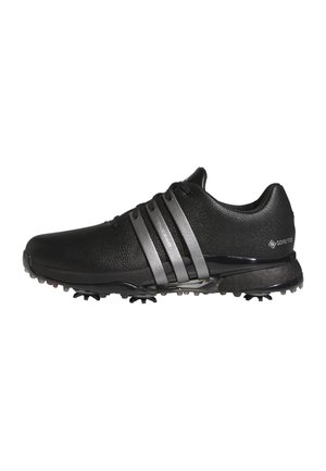 Czarny niski but do golfa z teksturowaną powierzchnią, trzema metalicznymi paskami po bokach, oznaczeniem Gore-Tex i kolczastą podeszwą zapewniającą przyczepność.