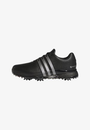 Schwarzer Low-Top-Golfschuh mit strukturierter Oberfläche, drei metallischen Seitenstreifen, Gore-Tex-Branding und Spiksohle für gute Traktion.