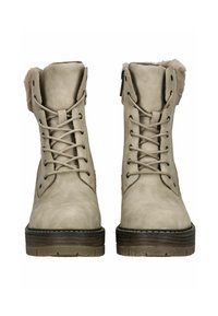 Beige Schnürstiefel mit einem strukturierten Lederoberteil, Futter aus Fell an der Oberseite, abgerundeter Zehenpartie und robustem Gummisohle mit Profil.