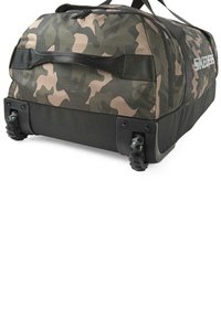 Bolso de viaje enrollable en tejido de camuflaje verde y beige con acentos negros, que cuenta con ruedas resistentes y un fondo duradero para mayor estabilidad.