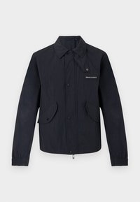 Μαύρο ελαφρύ μπουφάν με μπροστινά κουμπιά με πατιλέτα, δύο τσέπες με καπάκι, ελαστικές μανσέτες και μικρό λογότυπο "Armani Exchange" στο στήθος.