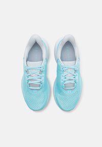 Jasnoniebieskie buty sportowe z siateczkową cholewką, szarymi akcentami i białymi sznurówkami. Okrągły kształt i amortyzowana podeszwa dla wygody.