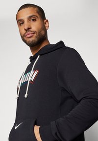 Nike Performance NBA CITY EDITION BROOKLYN NETS HOODY - Klubové oblečenie - black/white