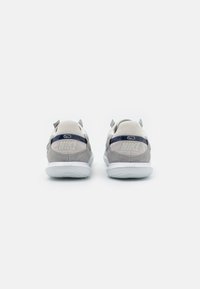 Nike Performance STREETGATO - Sapatilha de treino - light smoke grey /hantom sail/midnight navy