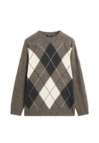 Maglione in maglia marrone con grande motivo argyle a diamante beige, grigio scuro e nero, collo a giro e maniche lunghe.