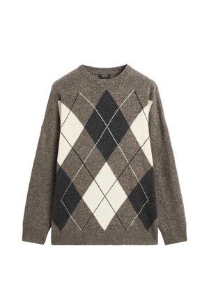 Maglione in maglia marrone con grande motivo argyle a diamante beige, grigio scuro e nero, collo a giro e maniche lunghe.