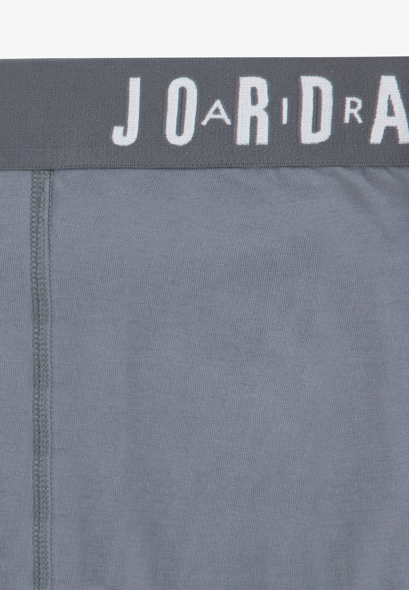 Vyrų bokso apatiniai šortai švelnios pilkos medžiagos. Savybės: plati pilka juosmens juosta su "JOA" balta spalva, lygi tekstūra ir plokšti siūlės.