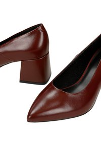 Escarpins en cuir marron à talon bloc avec un bout pointu et une texture lisse et brillante. Ils présentent un décolleté faible et un design de talon robuste.