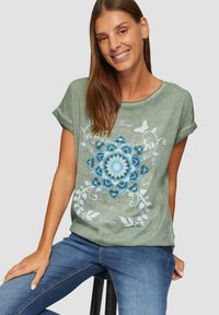 QS GEWASSEN OP DE VOORKANT - T-shirt print - salbeigrün