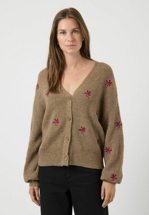 Cardigan en tricot marron avec un col en V, orné d'une broderie florale rose et d'une fermeture à boutons. Tissu texturé avec des épaules tombantes.