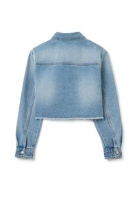 Veste en jean découpée de couleur bleu clair avec un ourlet brut, des manches longues, des poignets boutonnés et un col ouvert. Le dos présente une couture en yoke.