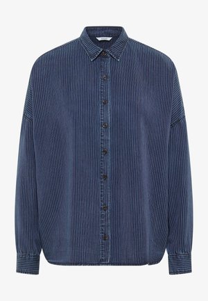 Camisa de botones azul oscuro con rayas verticales, que presenta un cuello clásico, mangas largas y dobladillo redondeado. Hecha de una suave tela texturada.