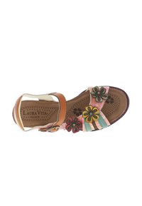 Sandal multicolore avec des décorations florales en rose, vert, jaune et bleu. Fabriquée en cuir, elle présente une semelle intérieure texturée et une sangle ajustable.