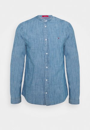 Lichtblauw denimshirt met lange mouwen, ronde kraag, knopen aan de voorkant en subtiel logodetail op de borst. Zachte textuur, casual ontwerp.