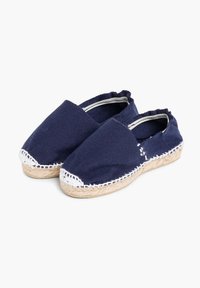 Espadrilles en toile bleu marine avec un bout rond, un tissu texturé et une semelle en jute classique, présentant des coutures blanches le long du bord.