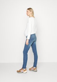 MAMALICIOUS MLJULIA - Calças de ganga justas - medium blue denim