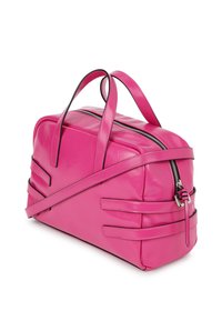 Φωτεινή ροζ δερμάτινη τσάντα με δύο κοντές λαβές, μια μακριά ιμάντα για διαγώνια ανάρτηση και ασημί φερμουάρ στο πάνω μέρος.