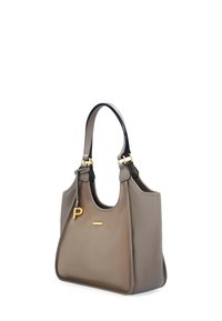 Sac en cuir gris avec une texture lisse, une forme arrondie, des accents en métal doré, et un charme détachable avec la lettre "P."