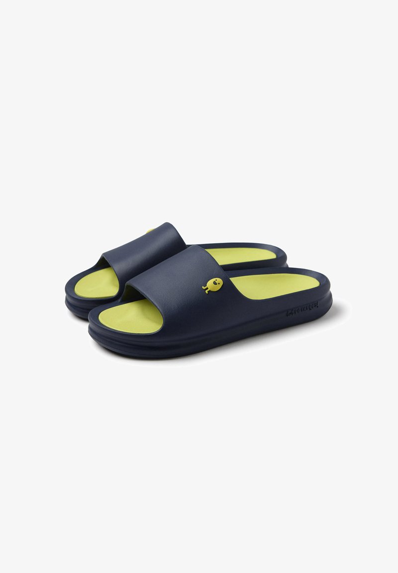 Chanclas de goma en color navy con una tira ancha, que presentan plantillas en un vibrante verde y un pequeño detalle en forma de pez amarillo en la tira. Textura suave.