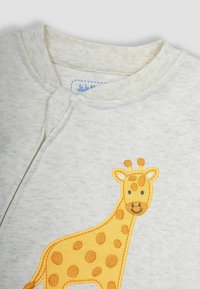 Grauer Baumwollpullover mit rundem Halsausschnitt, der ein gesticktes gelbes Giraffenmotiv mit braunen Flecken und einem freundlichen Gesichtsausdruck zeigt.