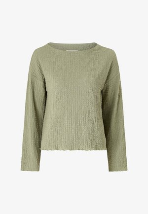 Jasnozielony, długorękawowy top o fakturowanej strukturze, z okrągłym dekoltem i lekko marszczonym dołem, prezentowany na białym tle.