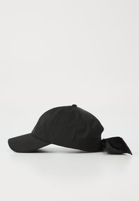 Cappellino da baseball nero realizzato in tessuto liscio. Presenta una visiera curva e un laccio sul retro per una vestibilità regolabile. Design semplice senza motivi.