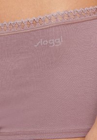 Rosa Baumwollunterwäsche mit Spitzenbesatz am Bund. Glatte Textur und ein auf dem Stoff gedrucktes Logo. Nahtloses Finish für zusätzlichen Komfort.