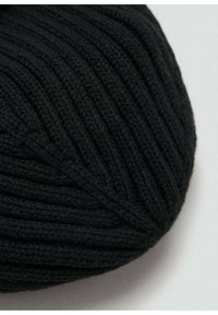 Boina negra de punto con textura acanalada y acabado suave, con forma redondeada y un sutil patrón diagonal.