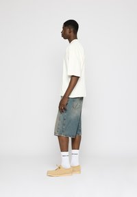 EIGHTYFIVE BAGGY - Shorts vaqueros - used sand