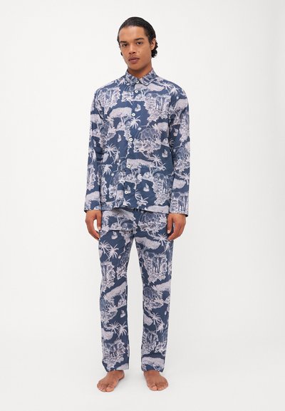 Blau-weiße Knopfhemd-Pyjama-Set mit einem Muster aus Palmen und Landschaften. Lange Ärmel, lockere Passform, dazu passende weite Hose.