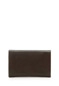 Portafoglio in pelle marrone con una superficie liscia, forma rettangolare e design minimalista. Presenta un branding sottile nella parte inferiore.