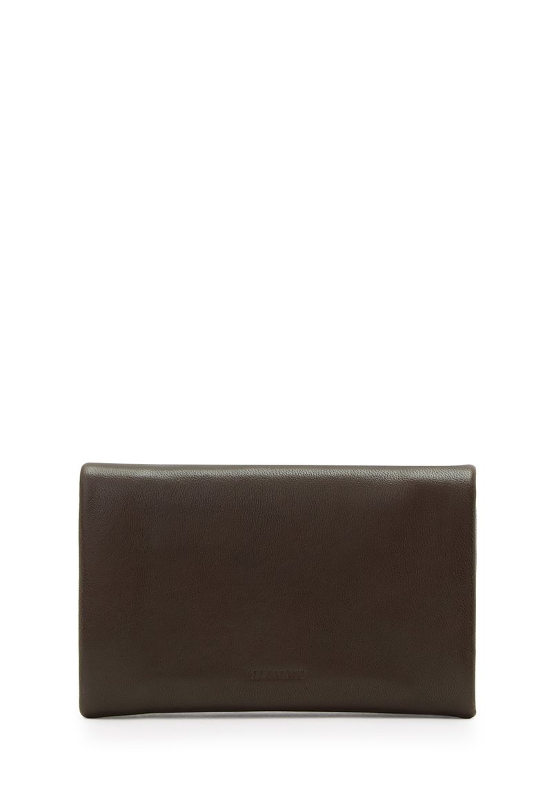 Portafoglio in pelle marrone con una superficie liscia, forma rettangolare e design minimalista. Presenta un branding sottile nella parte inferiore.