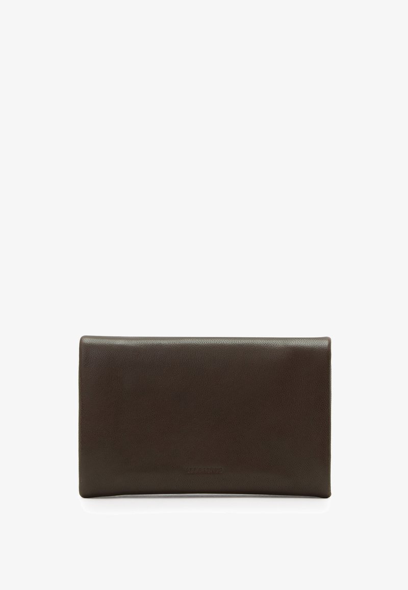 Portafoglio in pelle marrone con una superficie liscia, forma rettangolare e design minimalista. Presenta un branding sottile nella parte inferiore.