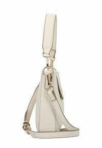 Beige läderväska med strukturerad finish, justerbar rem, guldfärgade metalldetaljer och en sidoförsedd dragkedja.