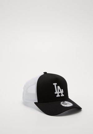 Schwarz-weiße Trucker-Kappe mit einem einfarbigen schwarzen Frontpanel, weißen Netzseiten und einem weißen gestickten "LA"-Logo auf der Vorderseite. Gebogener Schirm.