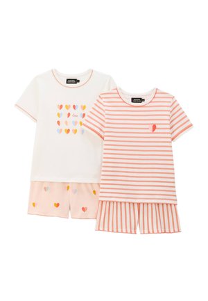 Ensemble de deux pyjamas : un haut blanc avec des motifs de cœurs colorés et un haut rayé rose avec un accent en forme de cœur ; shorts assortis avec des cœurs.