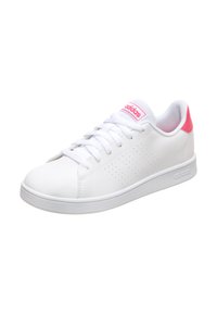 Zapatilla blanca con acentos en rosa, parte superior de material sintético suave, diseño con cordones, laterales perforados y suela texturizada. Logotipo en la lengüeta y en el lateral.