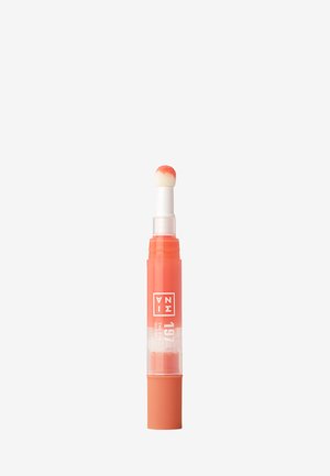 Korallenfarbener Make-Up-Applikator mit einer abgerundeten Schaumspitze, durchsichtigem Körper und orangefarbenem Sockel. Enthält das Logo und die Produktnummer an der Seite.