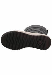 Bota impermeable negra con suela de goma texturizada, patrón estriado y un interior suave. Presenta una puntera redondeada y material flexible.