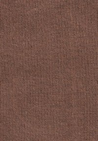 Brązowy prążkowany materiał o gładkiej, delikatnej teksturze i jednorodnych pionowych liniach. Materiał wydaje się elastyczny i miękki.